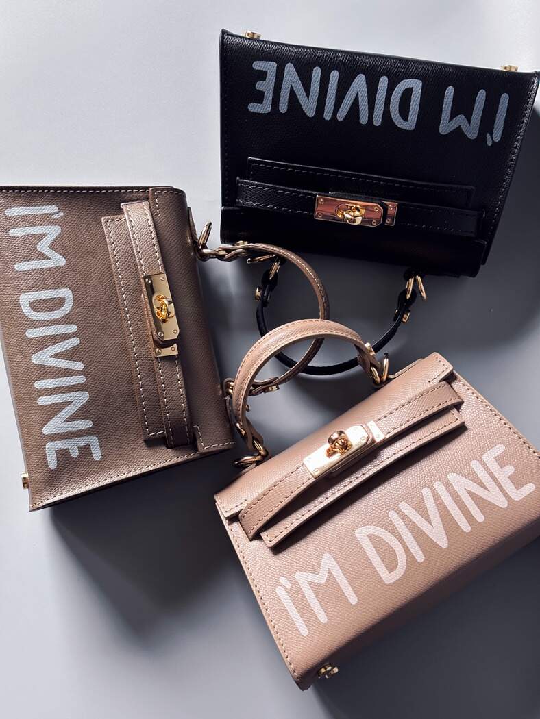 Designová luxusní tmavě béžová kabelka s ručně psaným nápisem, elegantním otočným zámkem a odnímatelným crossbody popruhem. S dalšími kabelkami.