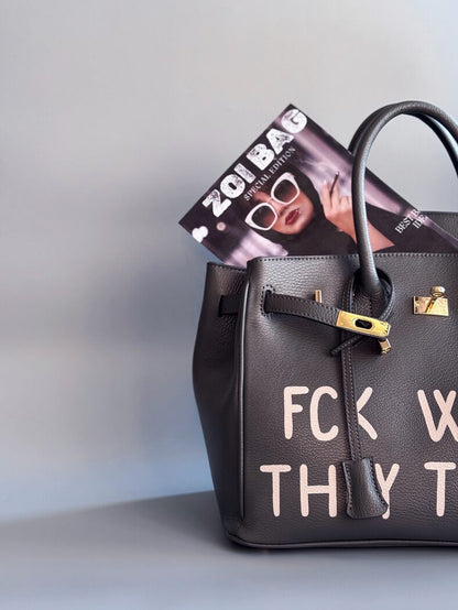 Designová luxusní kožená šedá kabelka Zoi Bag s ručně psaným nápisem. Ikonické zapínání na zámek s klíčkem. Detail.