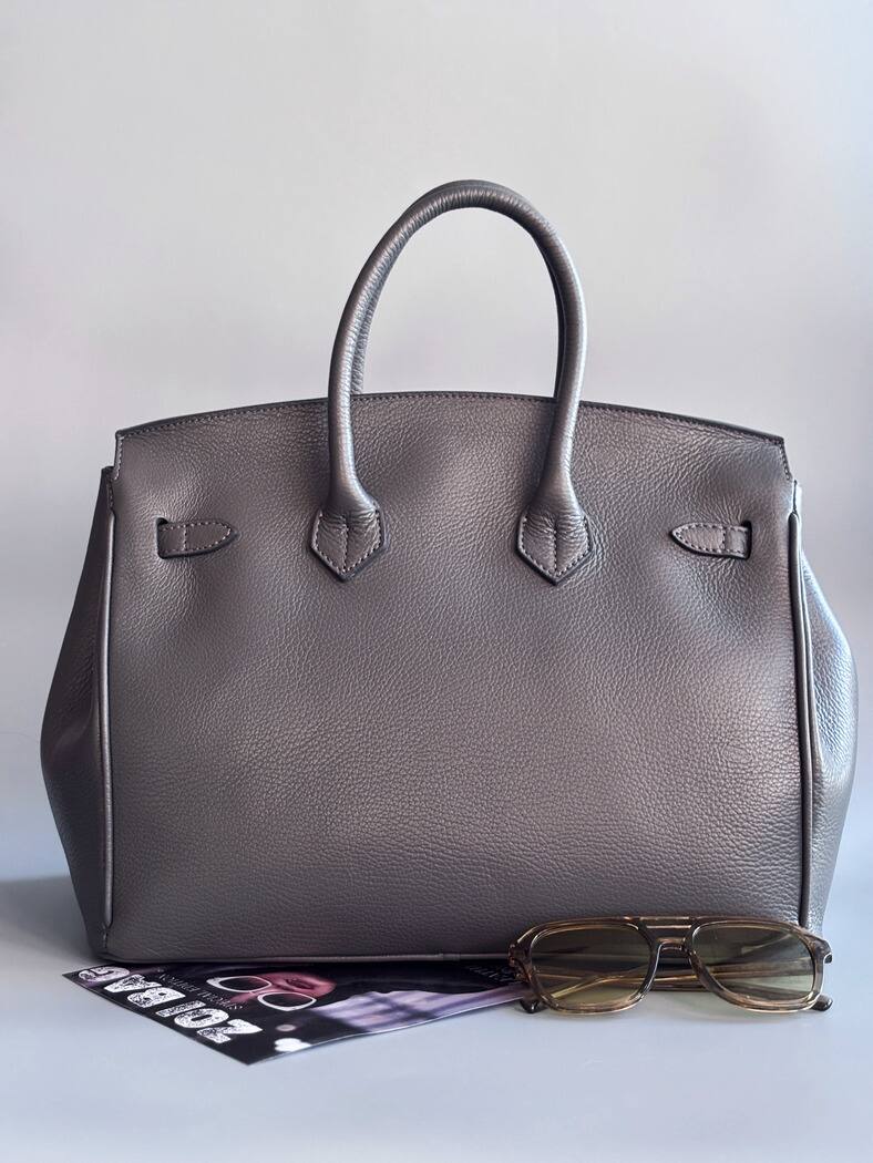 Designová luxusní kožená šedá kabelka Zoi Bag s ručně psaným nápisem. Ikonické zapínání na zámek s klíčkem. Zezadu.