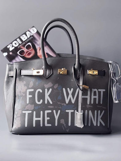 Luxusní art kožená kabelka Zoi Bag s ručně psaný nápisem a cákanci barvou. Ikonické zapínaní na zámek a klíček.