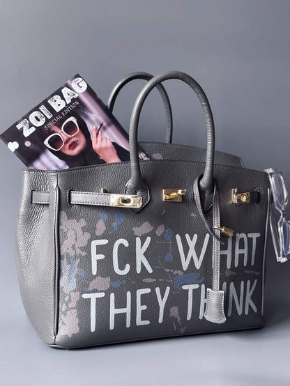 Luxusní art kožená kabelka Zoi Bag s ručně psaný nápisem a cákanci barvou. Ikonické zapínaní na zámek a klíček.