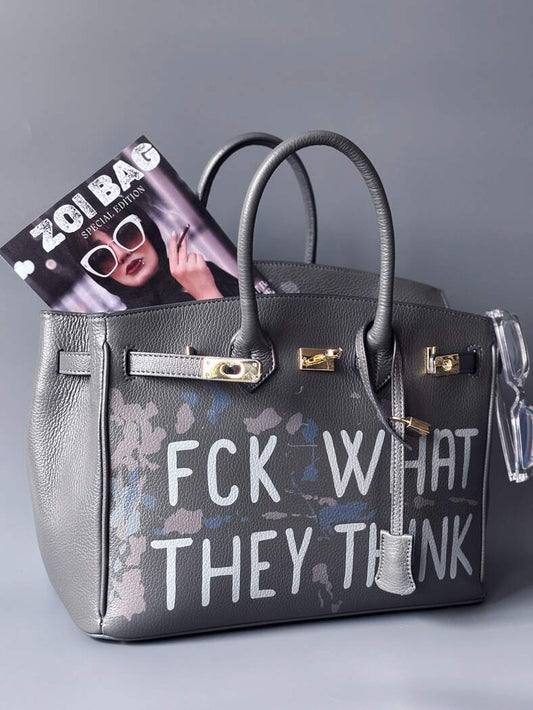 Luxusní art kožená kabelka Zoi Bag s ručně psaný nápisem a cákanci barvou. Ikonické zapínaní na zámek a klíček.