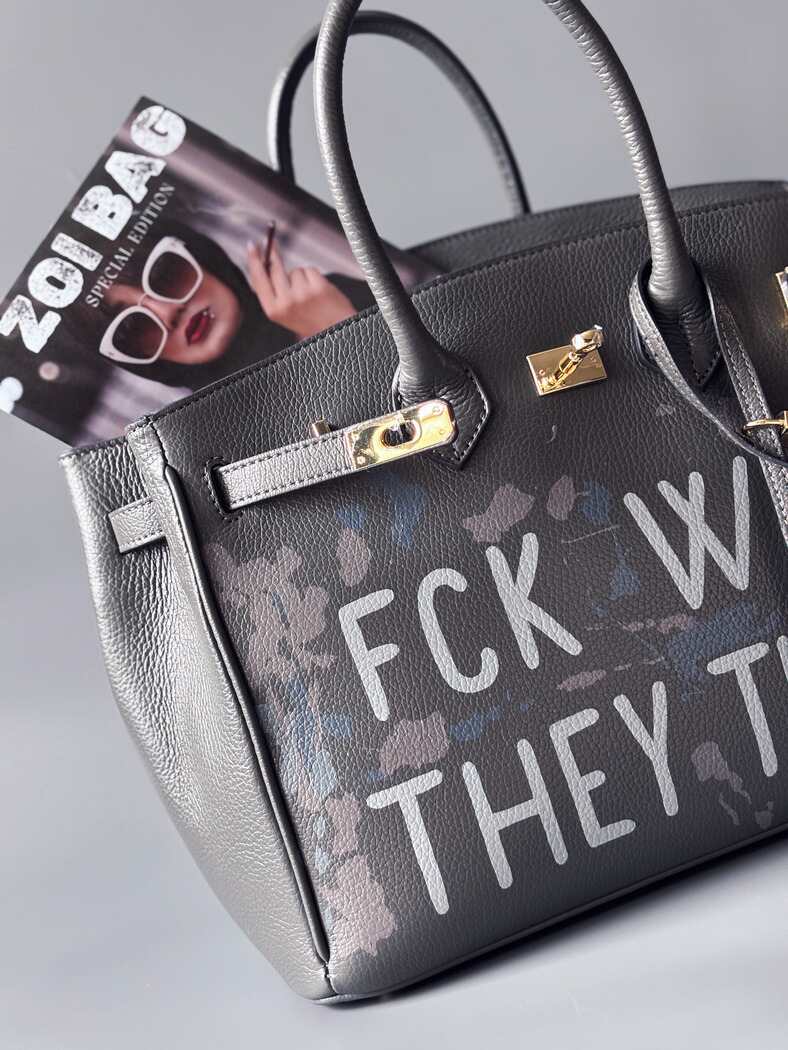 Luxusní art kožená kabelka Zoi Bag s ručně psaný nápisem a cákanci barvou. Ikonické zapínaní na zámek a klíček. Detail nápisu.