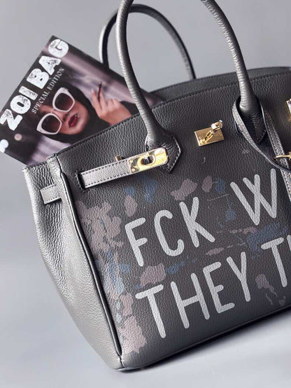 Luxusní art kožená kabelka Zoi Bag s ručně psaný nápisem a cákanci barvou. Ikonické zapínaní na zámek a klíček. Detail nápisu.