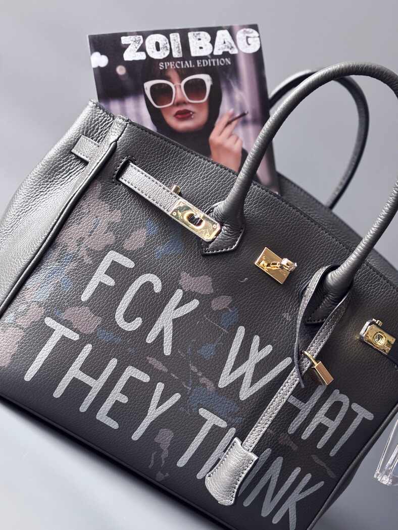 Luxusní art kožená kabelka Zoi Bag s ručně psaný nápisem a cákanci barvou. Ikonické zapínaní na zámek a klíček.