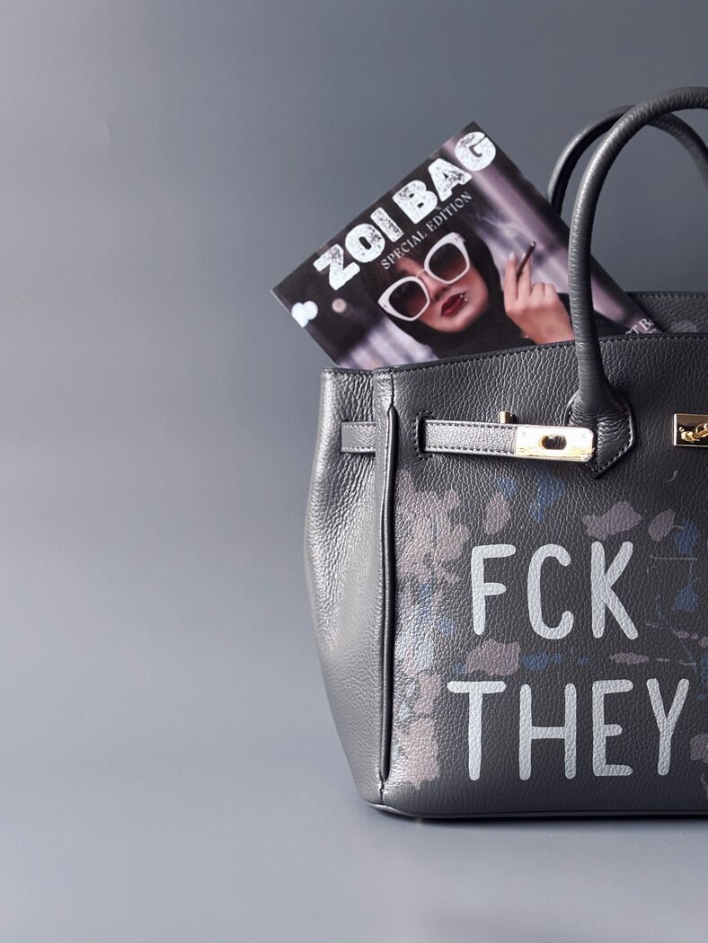 Luxusní art kožená kabelka Zoi Bag s ručně psaný nápisem a cákanci barvou. Ikonické zapínaní na zámek a klíček. Detail nápisu.