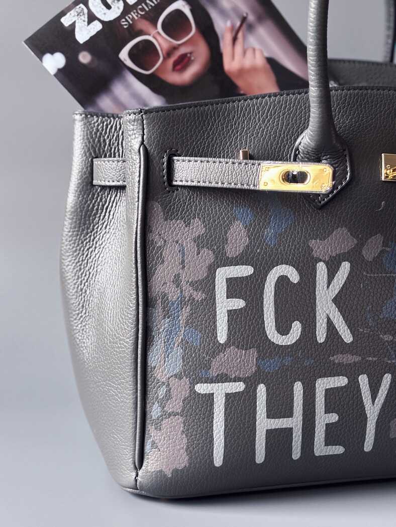 Luxusní art kožená kabelka Zoi Bag s ručně psaný nápisem a cákanci barvou. Ikonické zapínaní na zámek a klíček. Detail nápisu.