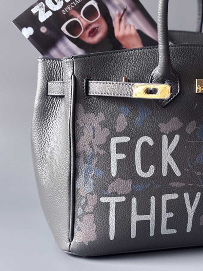 Luxusní art kožená kabelka Zoi Bag s ručně psaný nápisem a cákanci barvou. Ikonické zapínaní na zámek a klíček. Detail nápisu.