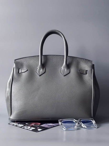 Luxusní art kožená kabelka Zoi Bag s ručně psaný nápisem a cákanci barvou. Ikonické zapínaní na zámek a klíček. Zezadu.