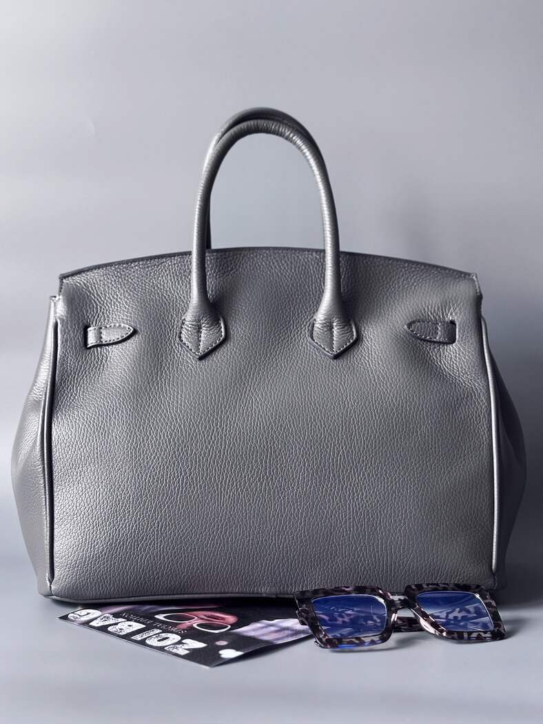 Luxusní designová kožená kabelka Zoi Bag s ručně psaným nápisem "Keep Out" a cákanci barvou. Zapínání pomocí zámku s klíčkem. Zezadu.