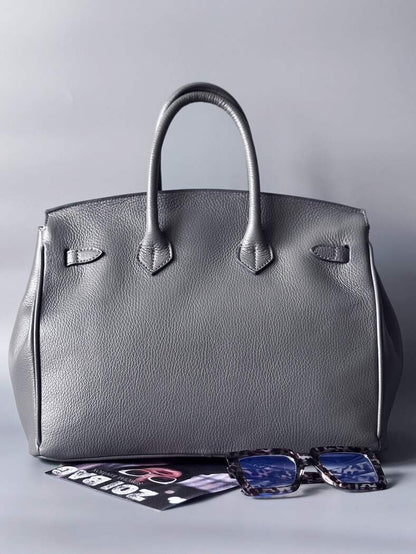 Luxusní designová kožená kabelka Zoi Bag s ručně psaným nápisem "Keep Out" a cákanci barvou. Zapínání pomocí zámku s klíčkem. Zezadu.