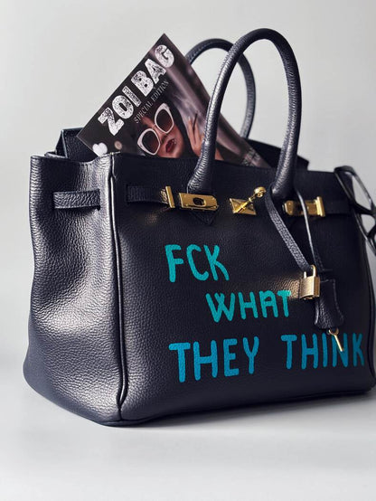 Modrá velká kožená kabelka Zoi Bag s  nápisem "FCK what they think" z boku