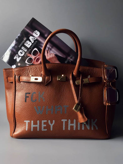 Velká hnědá kabelka Zoi Bag vyrobená z pravé italské kůže s nápisem "FCK what they think"