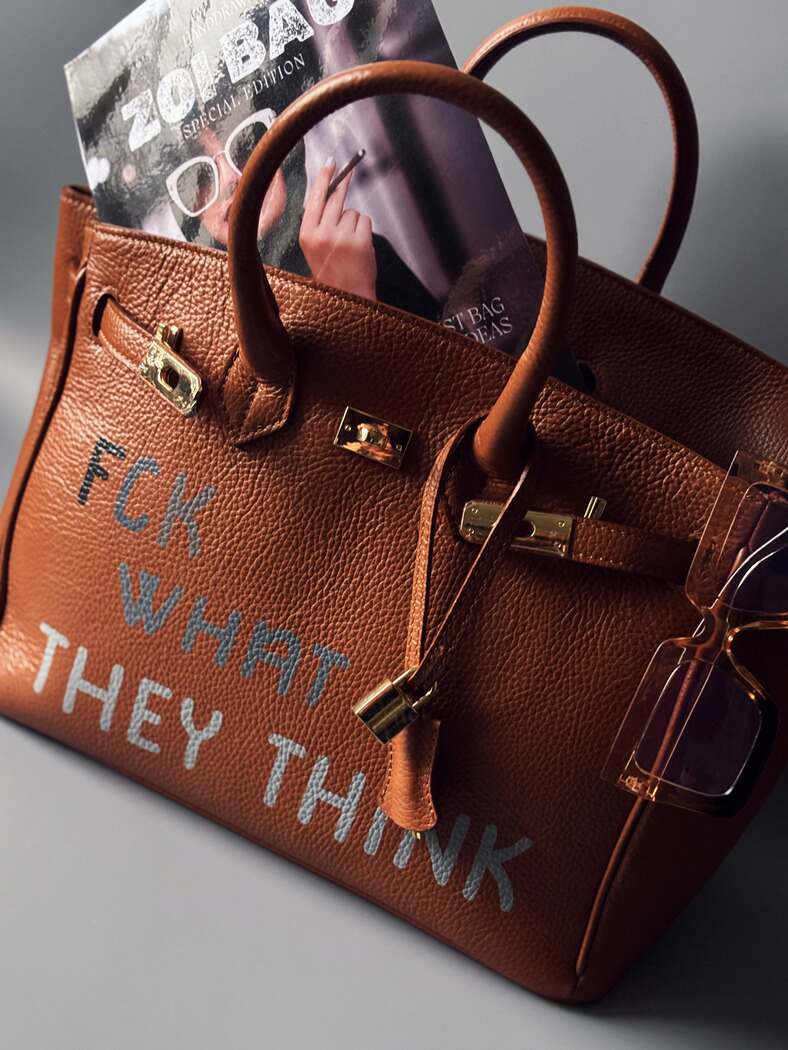Designová hnědá kožená kabelka Zoi Bag s nápisem "FCK what they think"