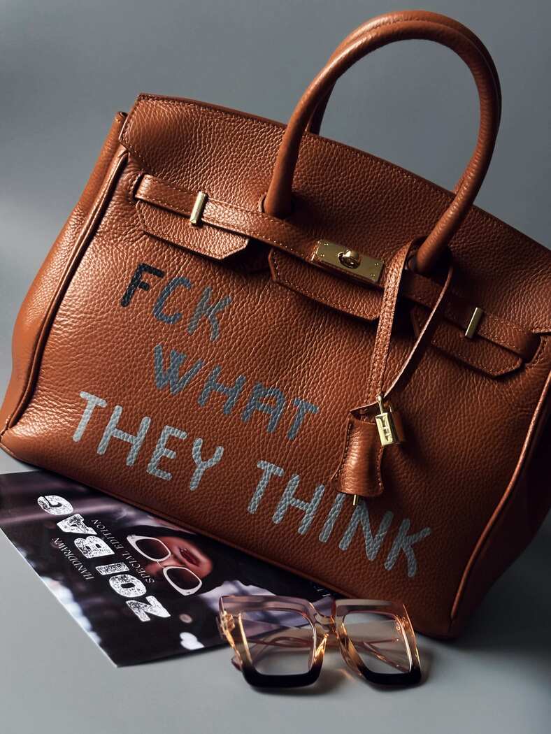 Unikátní hnědá kožená kabelka Zoi Bag s nápisem "FCK what they think"