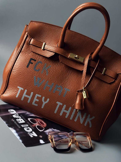 Unikátní hnědá kožená kabelka Zoi Bag s nápisem "FCK what they think"