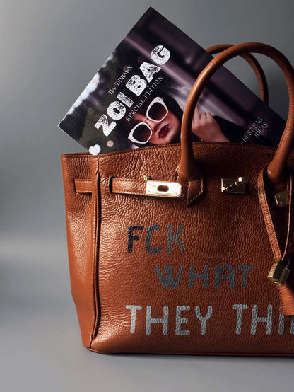 Originální hnědá kožená kabelka Zoi Bag s nápisem "FCK what they think" detail