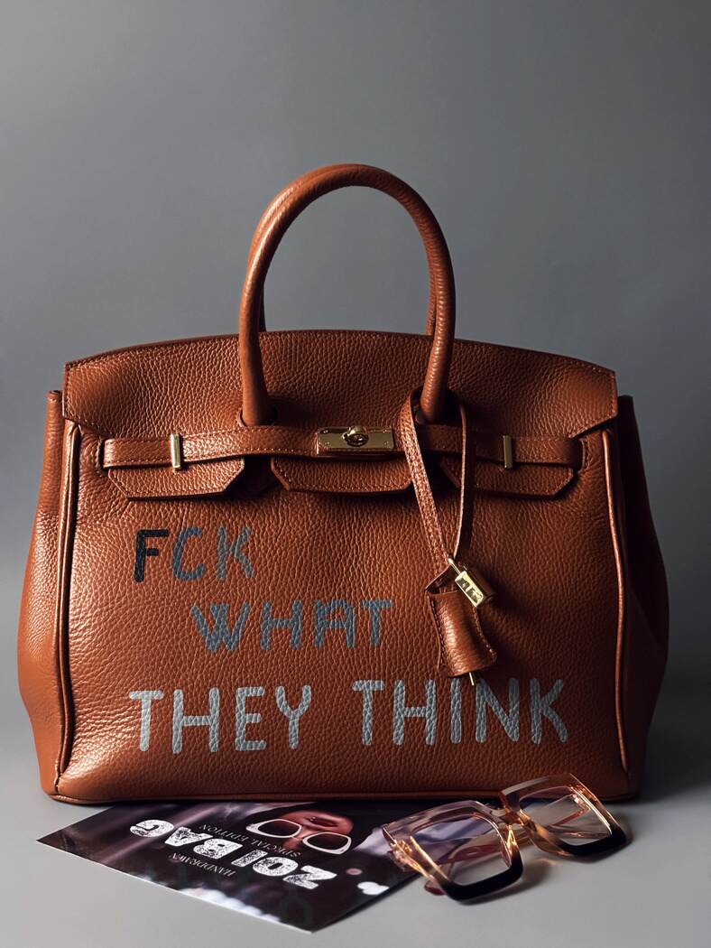 Prostorná  hnědá kožená kabelka Zoi Bag s nápisem "FCK what they think"