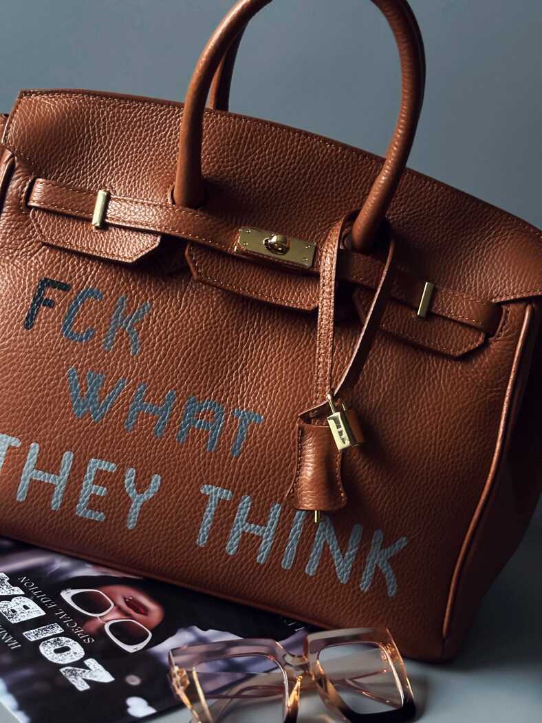 Shopper hnědá kožená kabelka Zoi Bag s nápisem "FCK what they think" detail
