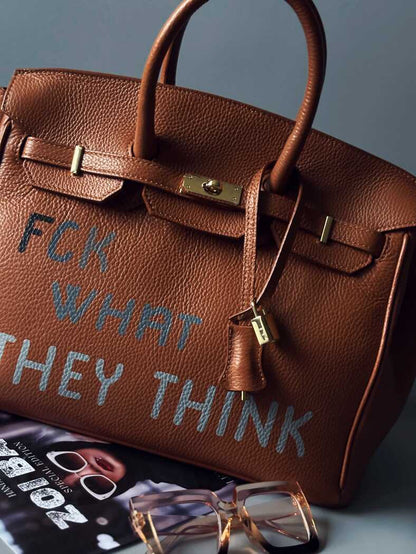 Shopper hnědá kožená kabelka Zoi Bag s nápisem "FCK what they think" detail