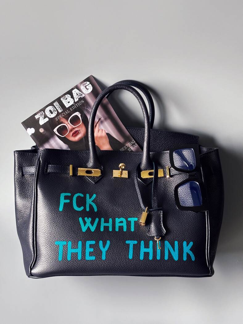 Velká modrá kožená kabelka Zoi Bag s nápisem "FCK what they think"