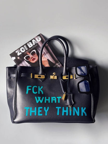 Velká modrá kožená kabelka Zoi Bag s nápisem "FCK what they think"