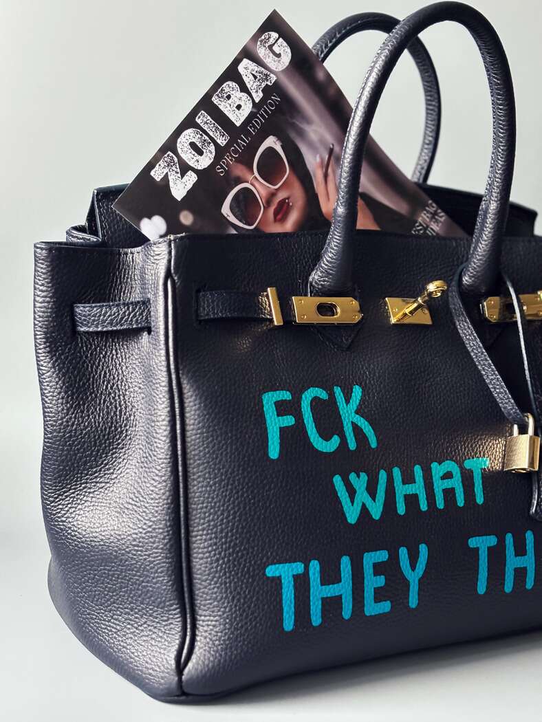 Modrá velká kožená kabelka Zoi Bag s  nápisem "FCK what they think" z boku