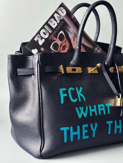Modrá velká kožená kabelka Zoi Bag s  nápisem "FCK what they think" z boku