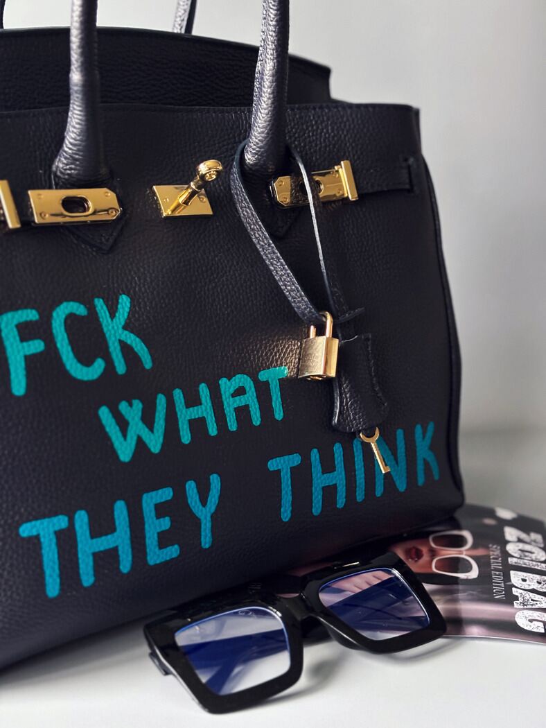 Modrá velká kožená kabelka Zoi Bag s  nápisem "FCK what they think" detail