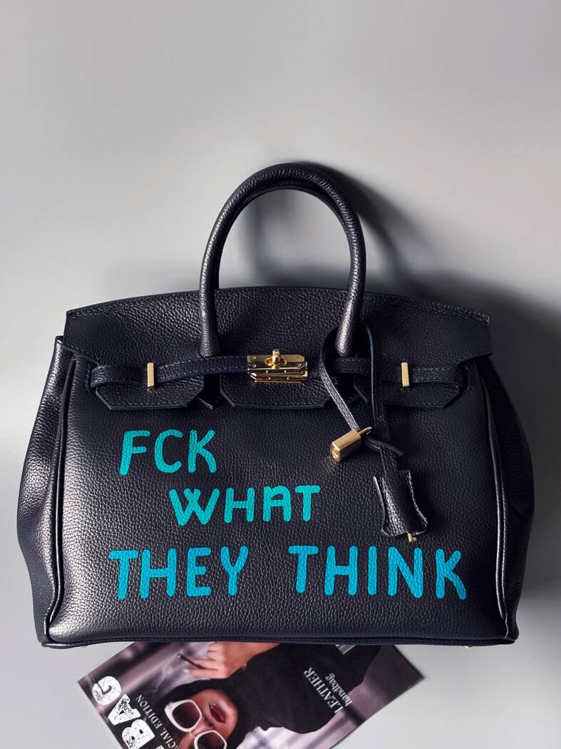 Modrá velká kožená kabelka Zoi Bag s  nápisem "FCK what they think"