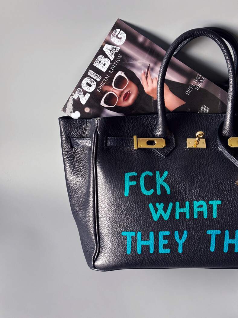 Modrá velká kožená kabelka Zoi Bag s  nápisem "FCK what they think" detail