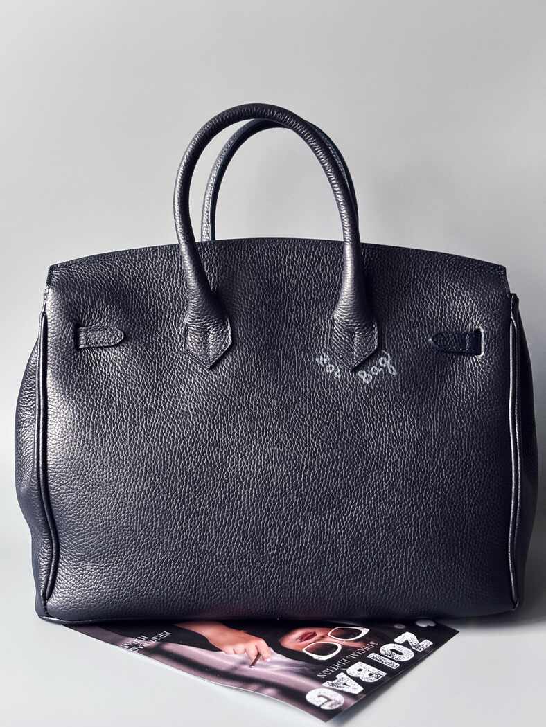 Modrá velká kožená kabelka Zoi Bag s  nápisem "FCK what they think" zezadu