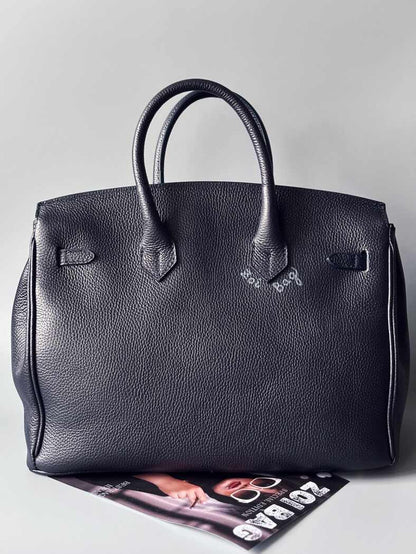 Modrá velká kožená kabelka Zoi Bag s  nápisem "FCK what they think" zezadu