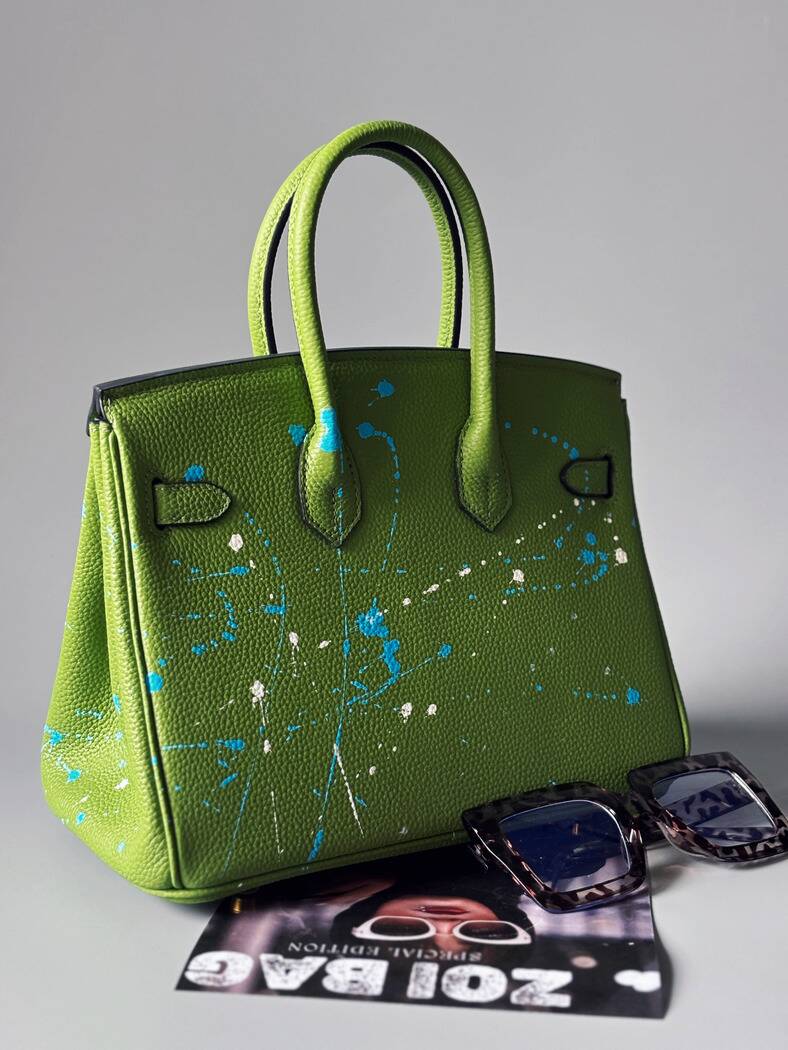 Zelená kožená kabelka Zoi Bag s nápisem "Busy, sorry" zezadu