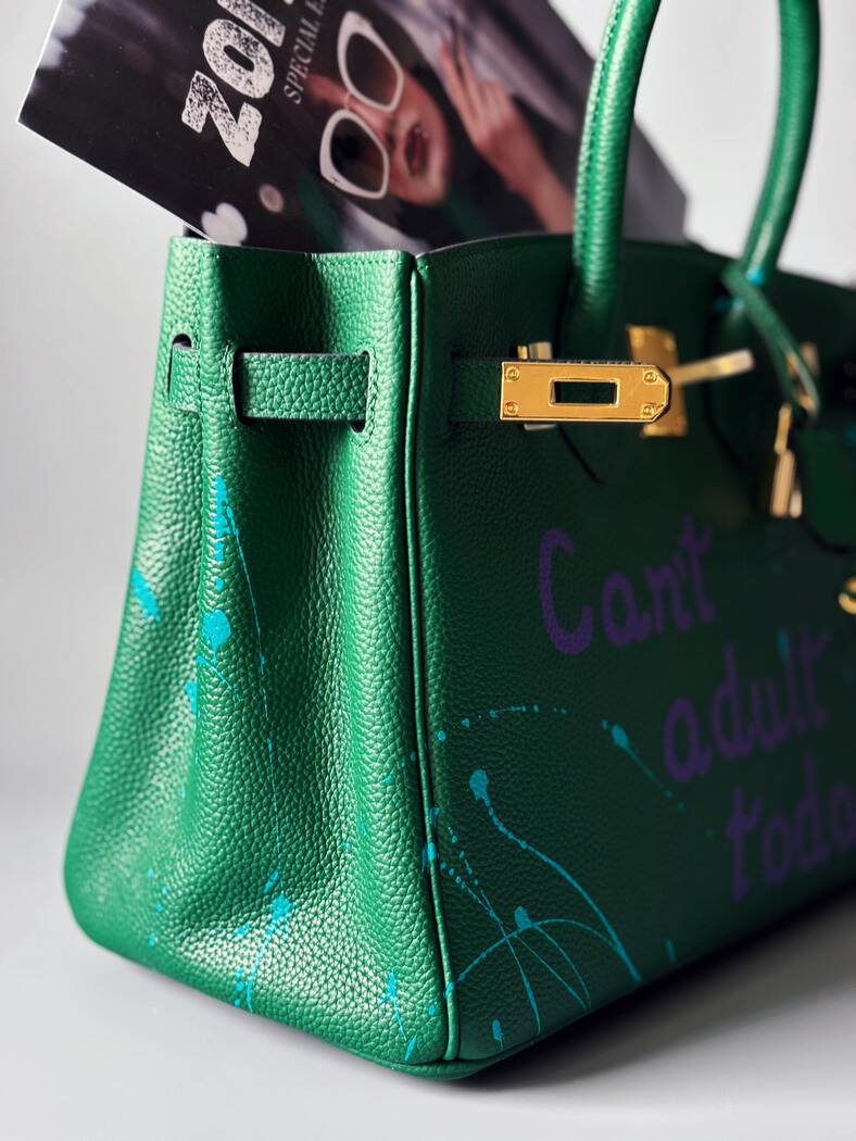 Zelená kožená kabelka Zoi Bag s nápisem "Can't adult today" z boku