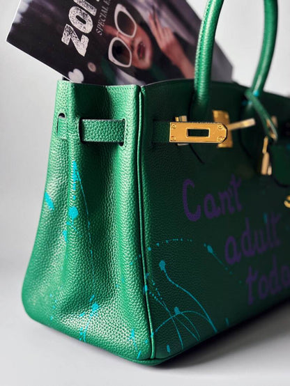 Zelená kožená kabelka Zoi Bag s nápisem "Can't adult today" z boku