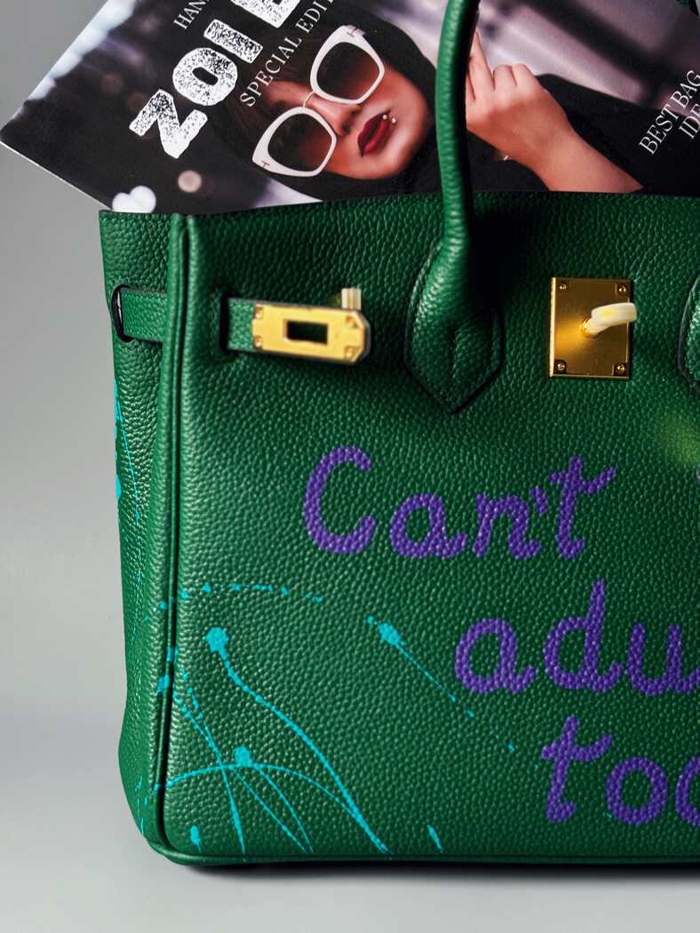 Zelená art kabelka Zoi Bag z kůže s nápisem "Can't adult today" detail