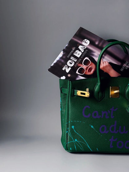 Zelená originální kožená kabelka Zoi Bag s nápisem "Can't adult today" detail