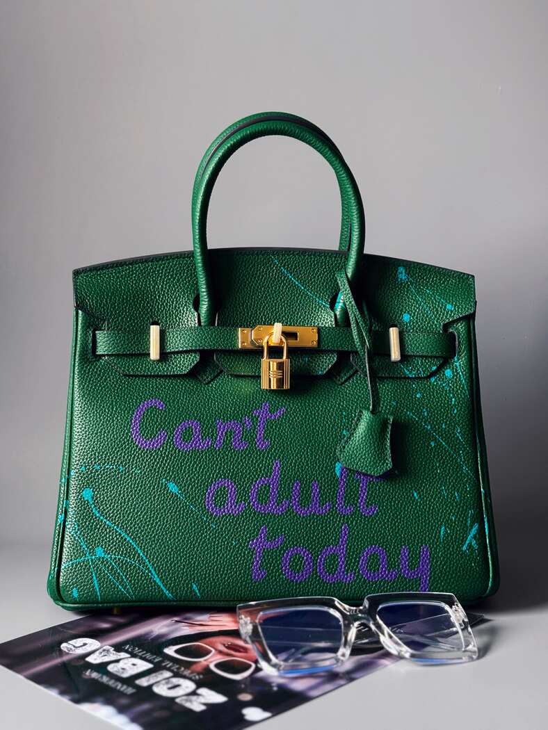 Designová kožená kabelka Zoi Bag v zelené barvě s nápisem "Can't adult today"