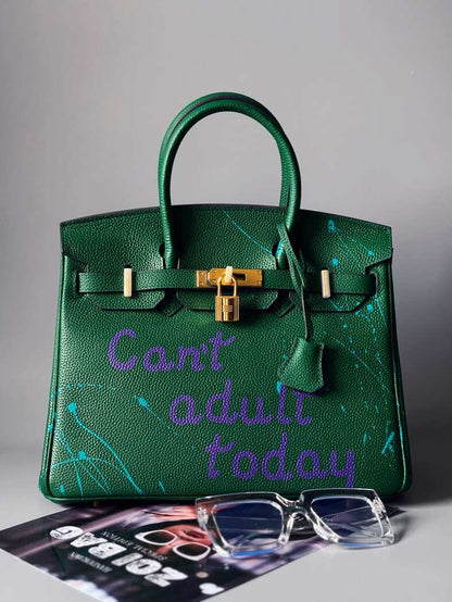 Designová kožená kabelka Zoi Bag v zelené barvě s nápisem "Can't adult today"