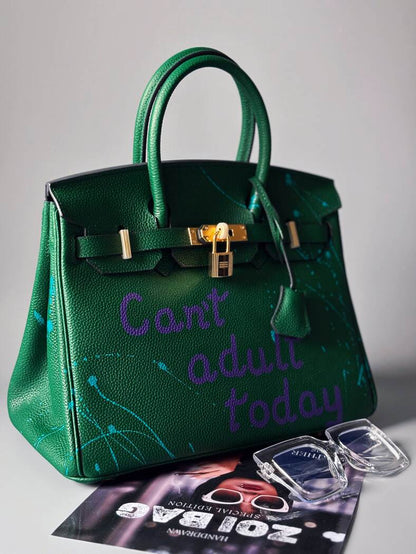 Zelená art kožená kabelka Zoi Bag s nápisem "Can't adult today" z boku