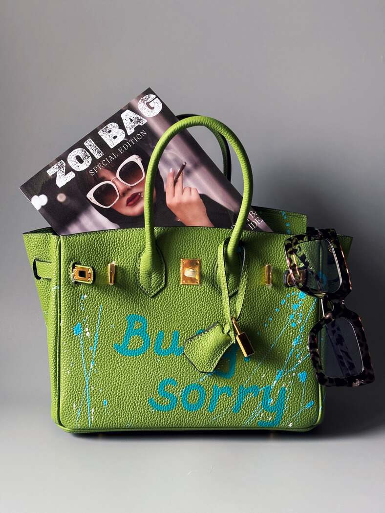 Originální kožená kabelka Zoi Bag s nápisem "Busy, sorry" vzelené barvě s modrými cákanci