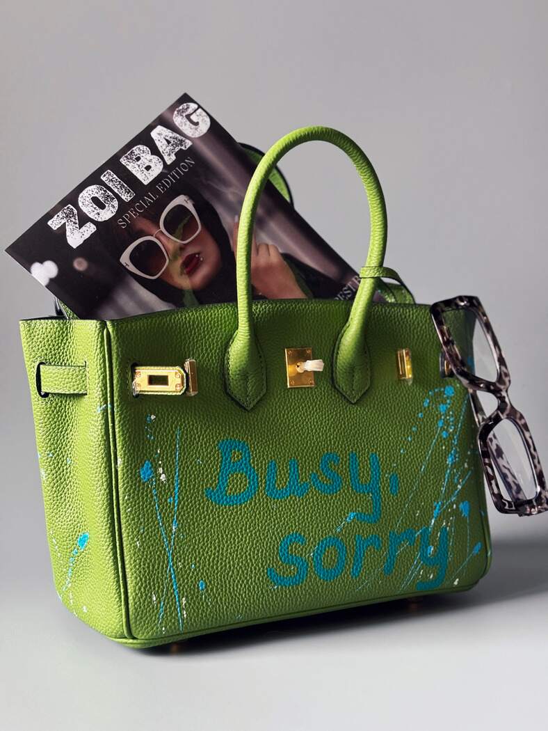 Zelená shopper kabelka Zoi Bag z pravé kůže s nápisem "Busy, sorry" z boku