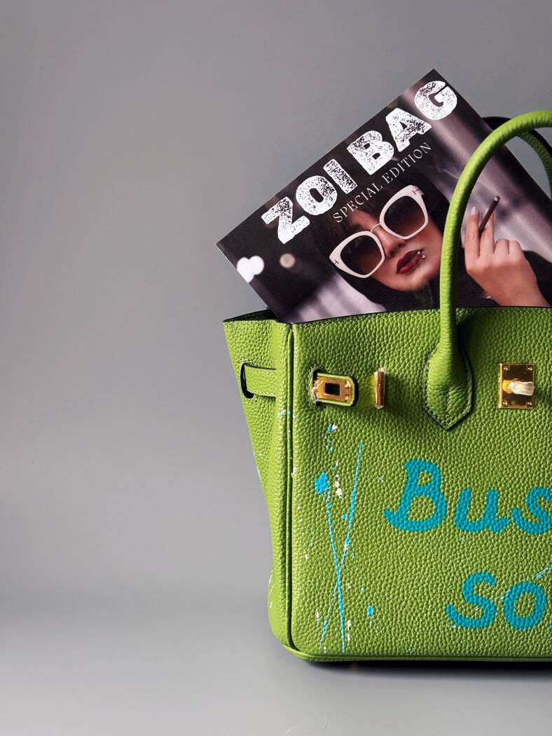 Art zelená kožená kabelka Zoi Bag s modrým nápisem "Busy, sorry" detail