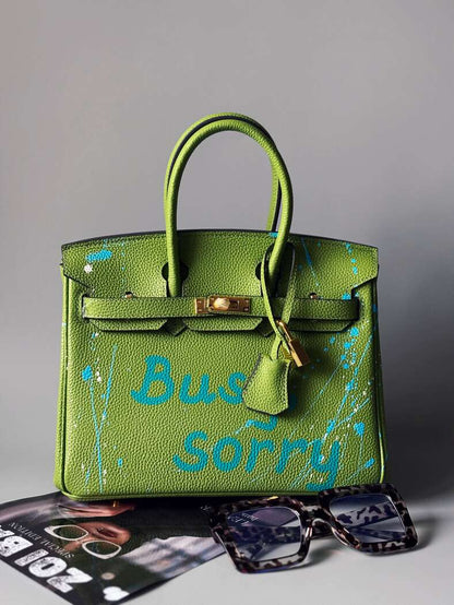Zelená designová kabelka Zoi Bag z pravé kůže s nápisem "Busy, sorry"