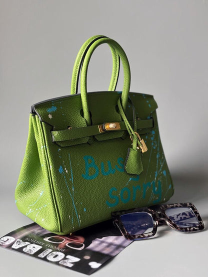 Zelená kožená kabelka Zoi Bag s nápisem "Busy, sorry" z boku