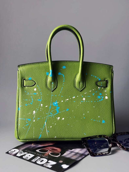 Zelená kožená kabelka Zoi Bag s nápisem "Busy, sorry" zezadu