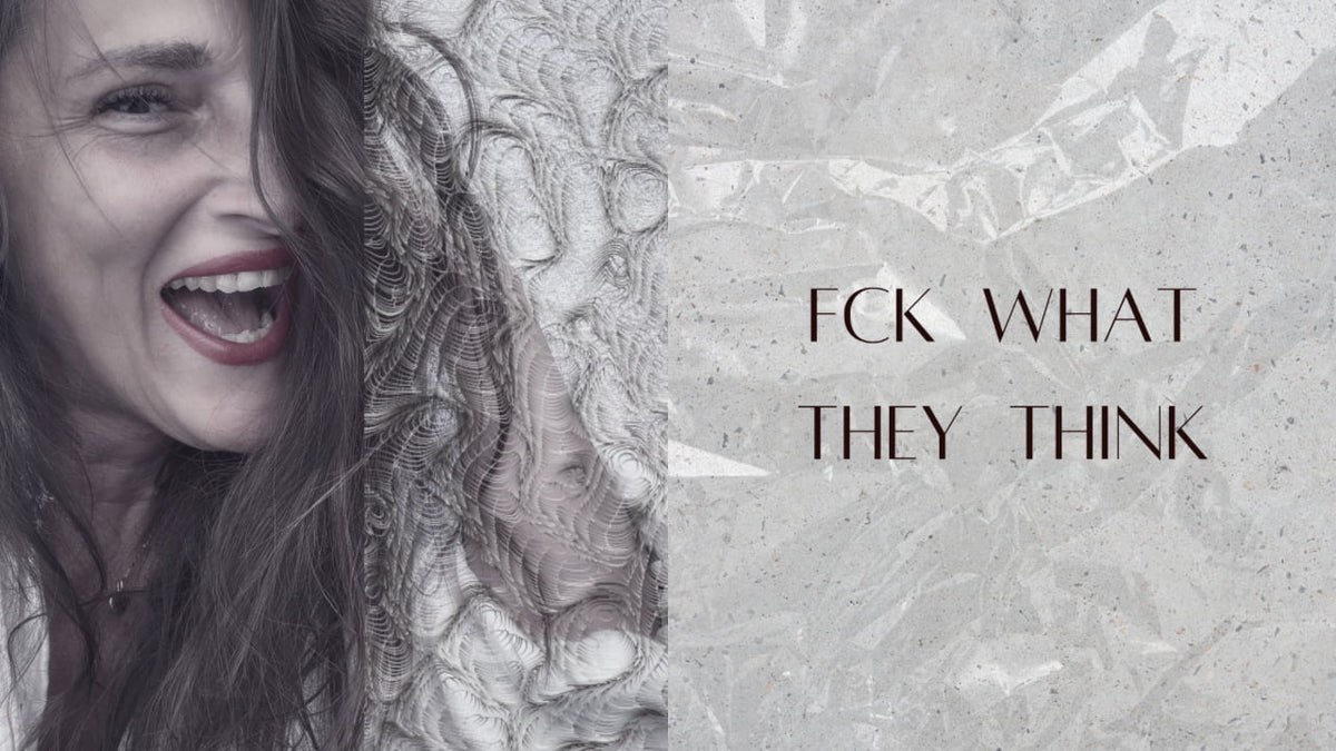 Portrét autorky Lucia Zoi značky Zoibag a ikonické motto “FCK WHAT THEY THINK”, které autorka ručně maluje na kožené kabelky.