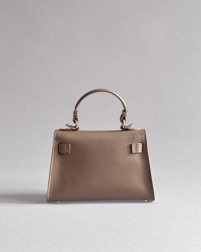 Béžová kožená kabelka Zoibag, model Lui, pohled zezadu.