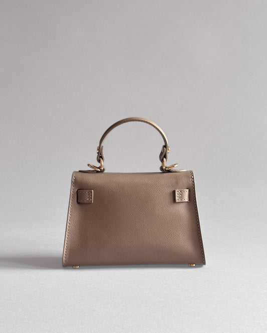 Béžová kožená kabelka Zoibag, model Lui, pohled zezadu.